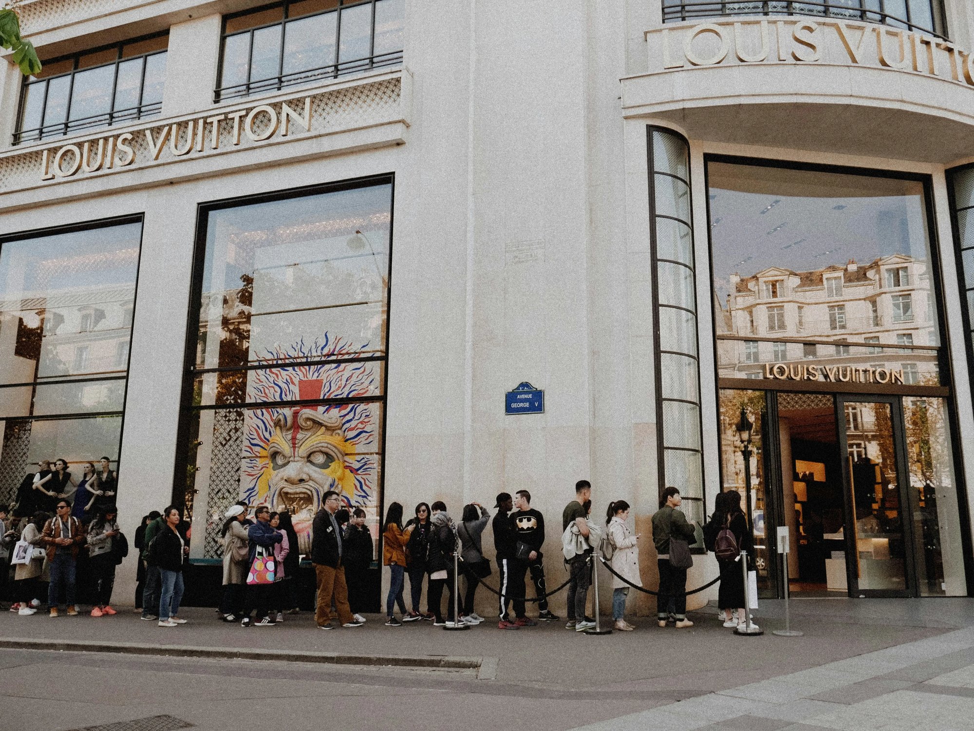 Long que outside a luxury retailer
